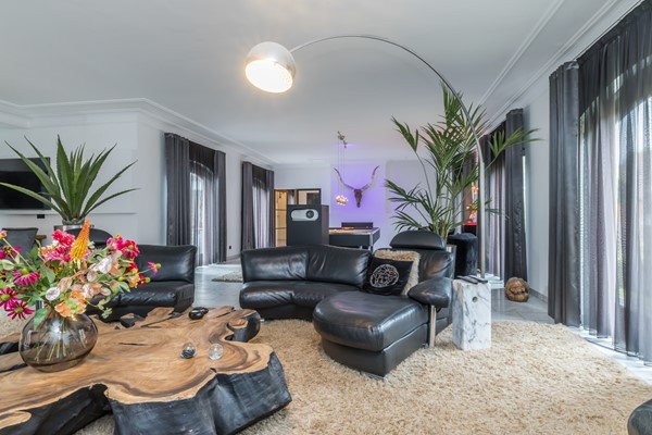 Foto - Te koop: Op een schitterende en rustige locatie in de geliefde villawijk "Moltbos" staat deze stijlvolle, vrijstaande villa met een uitzonderlijk royaal woonoppervlak.